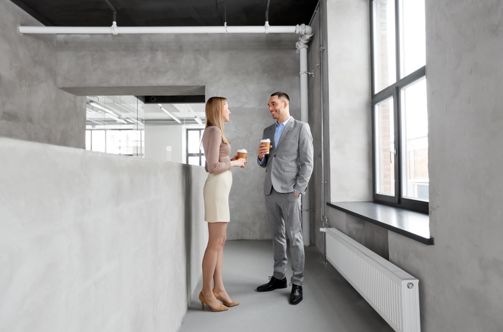 Netwerkgesprek tussen ondernemers over IT samenwerking en digitalisering